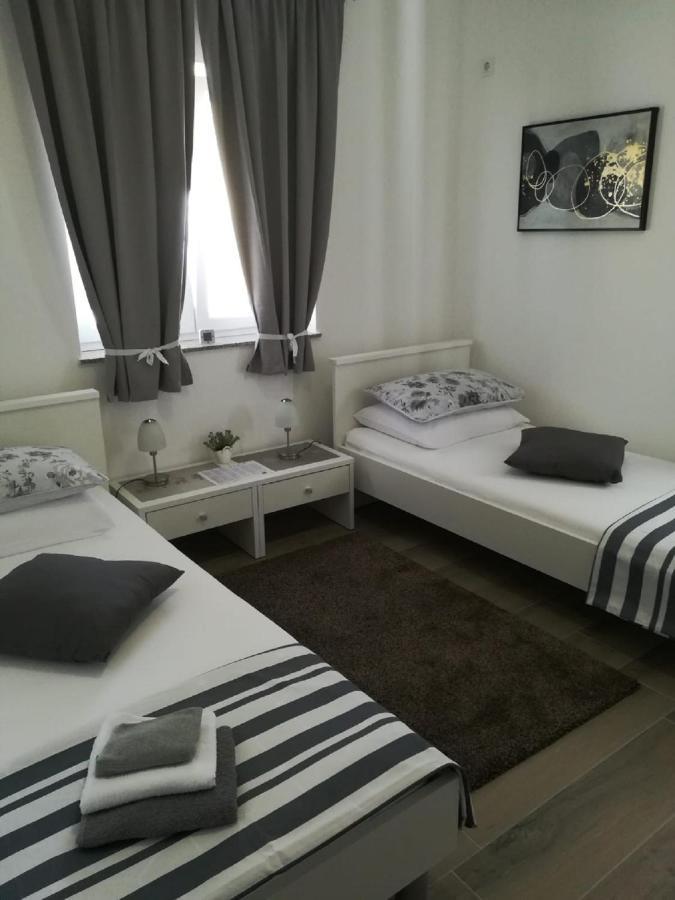 Apartment Villa Bijele Stijene คาร์โลบัก ภายนอก รูปภาพ