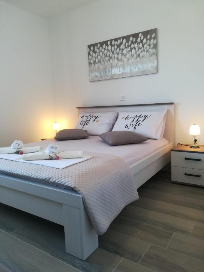 Apartment Villa Bijele Stijene คาร์โลบัก ภายนอก รูปภาพ