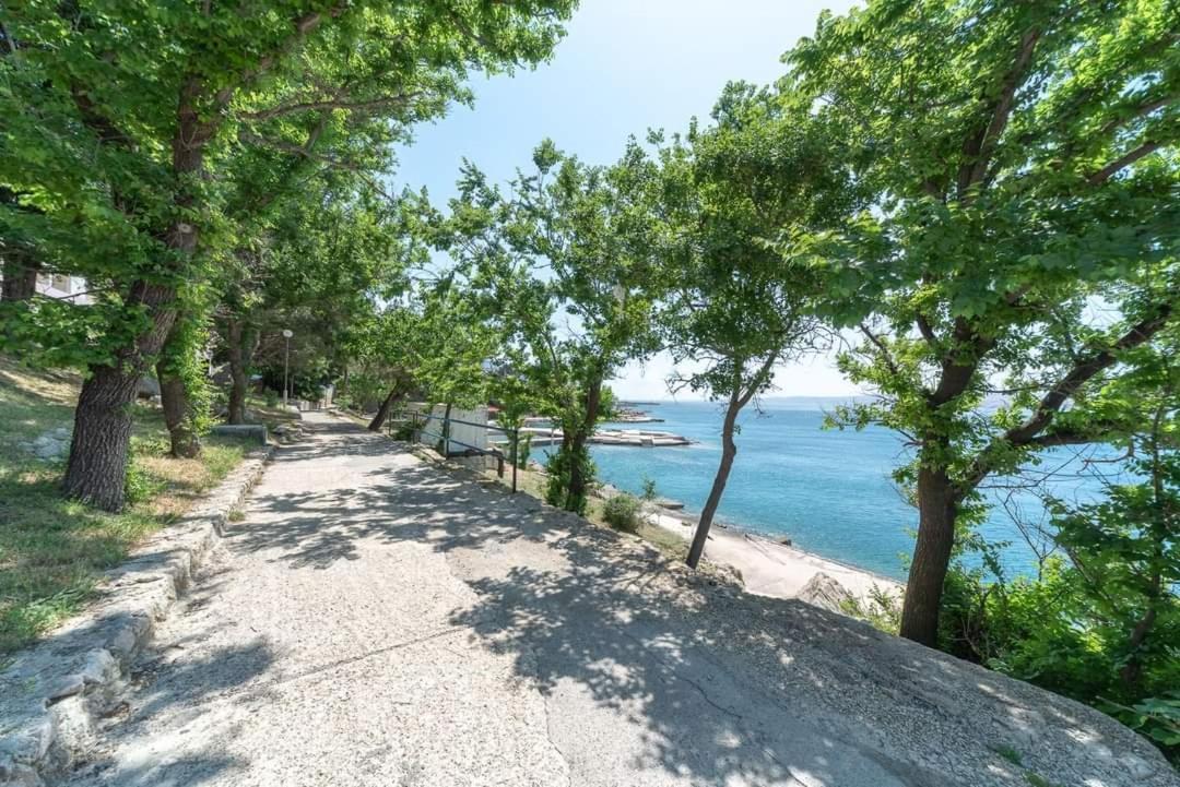 Apartment Villa Bijele Stijene คาร์โลบัก ภายนอก รูปภาพ